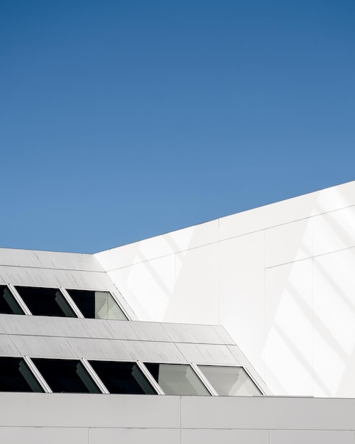 Photo low angle view of building against clear blue sky