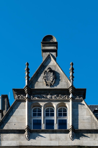 Foto vista a basso angolo dell'edificio contro un cielo blu limpido