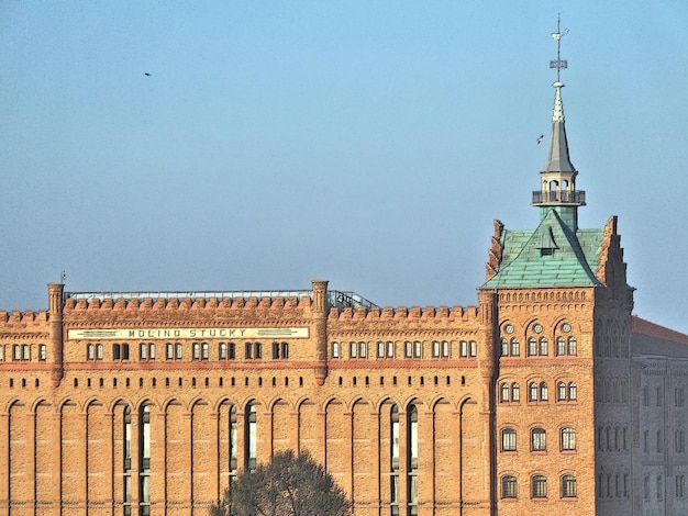 明るい青い空を背景にした建物の低角度の景色