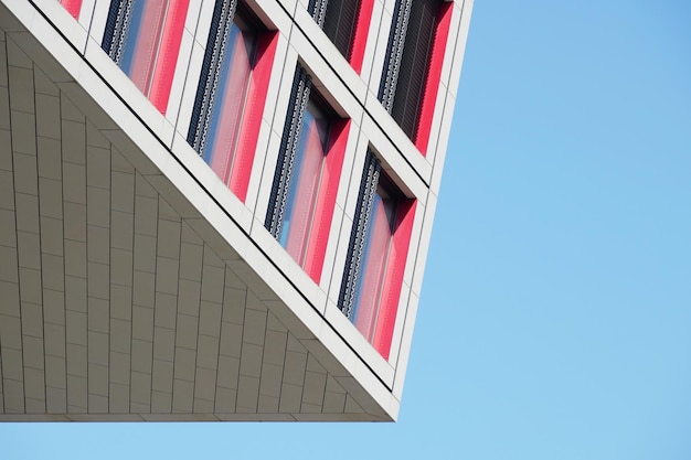 Photo low angle view of building against clear blue sky