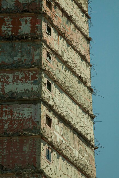 Foto vista a basso angolo di un edificio contro un cielo blu limpido