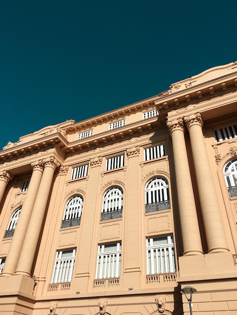 Foto vista a basso angolo dell'edificio contro un cielo blu limpido