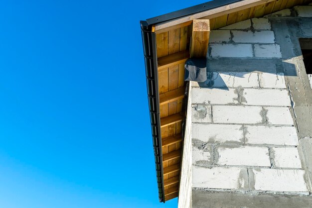 明るい青い空を背景にした建物の低角度の景色