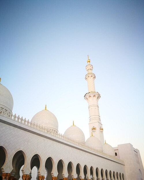 Photo low angle view of a building against clear blue sky