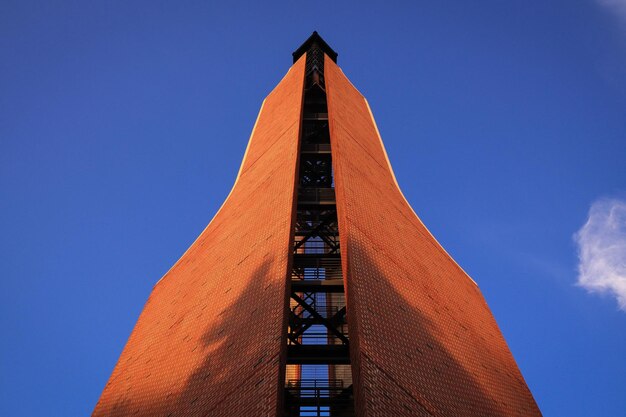 Photo low angle view of building against clear blue sky