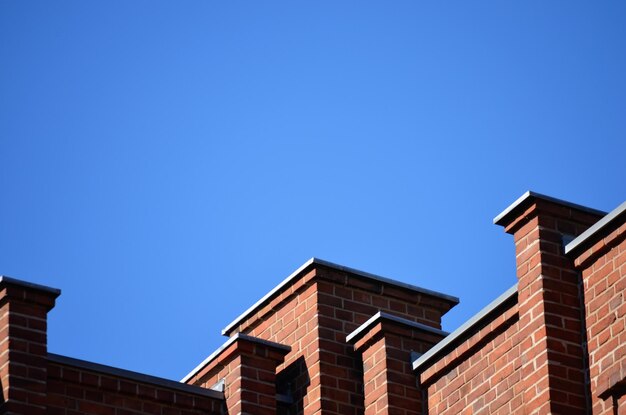 Photo low angle view of building against clear blue sky