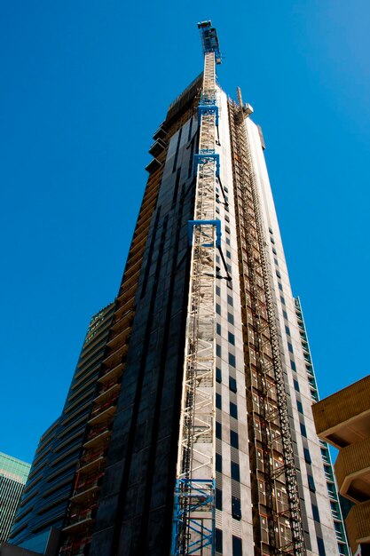 Photo low angle view of building against clear blue sky
