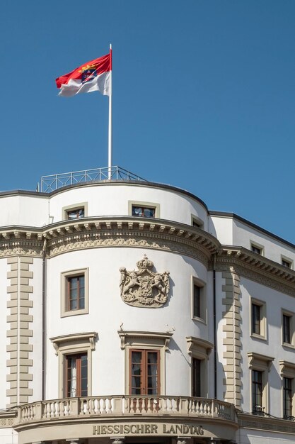 Foto vista a basso angolo dell'edificio contro un cielo limpido