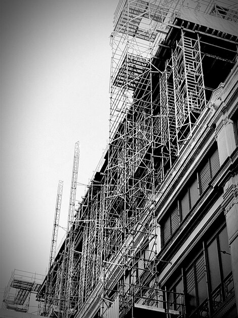 Foto vista dall'angolo basso dell'edificio contro un cielo limpido