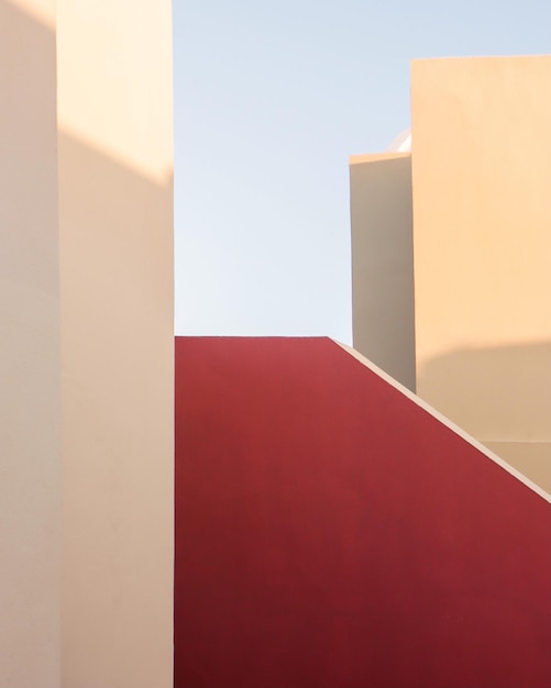 Foto vista dall'angolo basso dell'edificio contro un cielo limpido