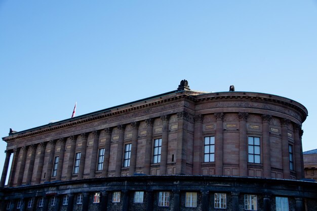 Photo low angle view of building against clear sky