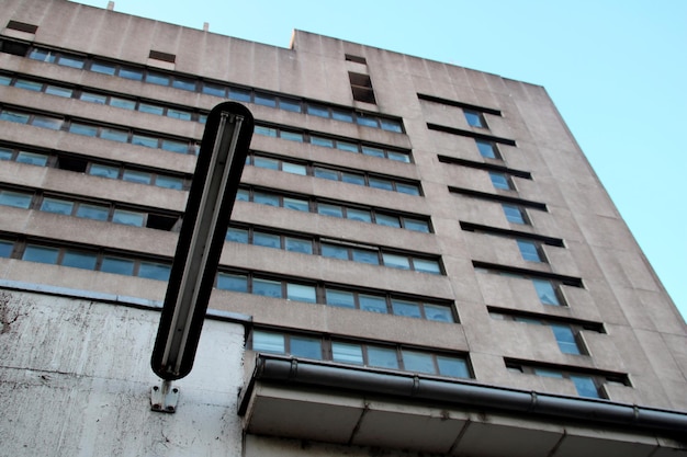 Foto vista a basso angolo dell'edificio contro un cielo limpido