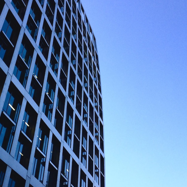 明るい空に照らされた建物の低角度の景色