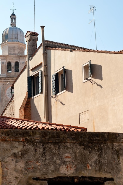 Foto vista a basso angolo dell'edificio contro un cielo limpido