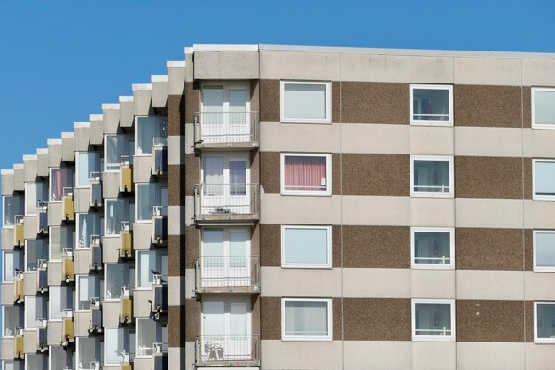 明るい空に照らされた建物の低角度の景色