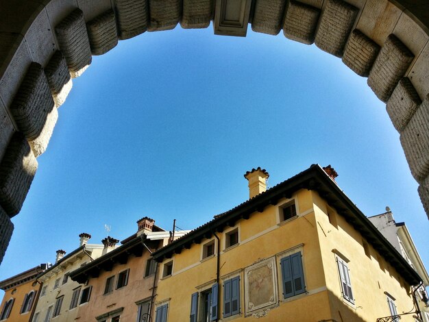 Foto vista a basso angolo dell'edificio contro un cielo limpido