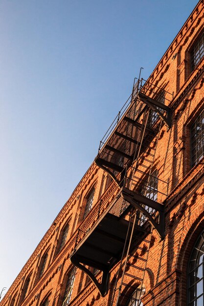 明るい空に照らされた建物の低角度の景色