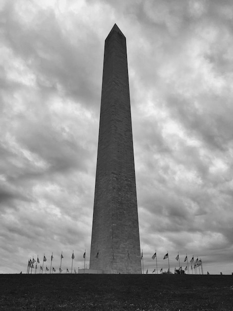 Foto vista ad angolo basso dell'edificio contro un cielo nuvoloso