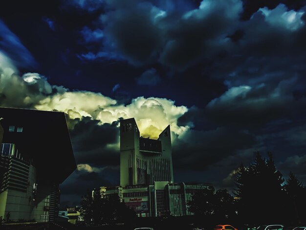 Foto vista ad angolo basso dell'edificio contro un cielo nuvoloso