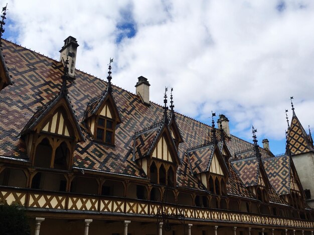 Photo low angle view of building against cloudy sky