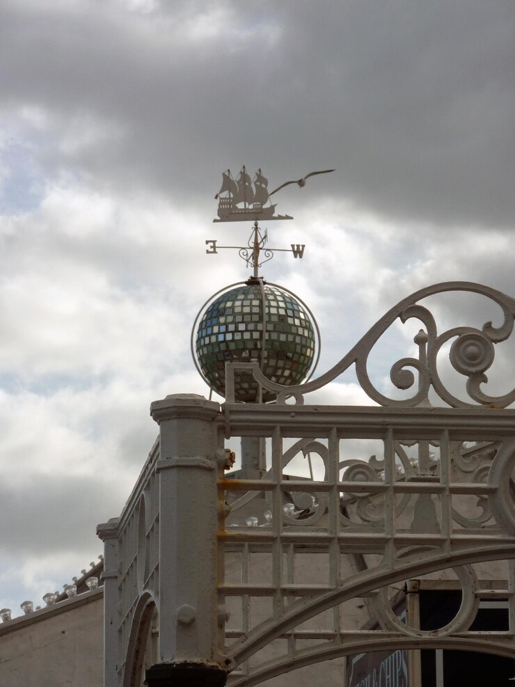 Photo low angle view of building against cloudy sky