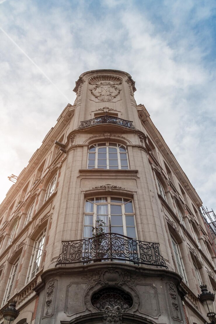 Photo low angle view of building against cloudy sky