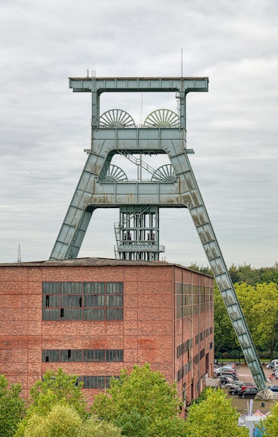 Foto vista ad angolo basso dell'edificio contro un cielo nuvoloso