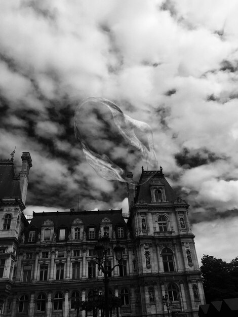 Foto vista ad angolo basso dell'edificio contro un cielo nuvoloso