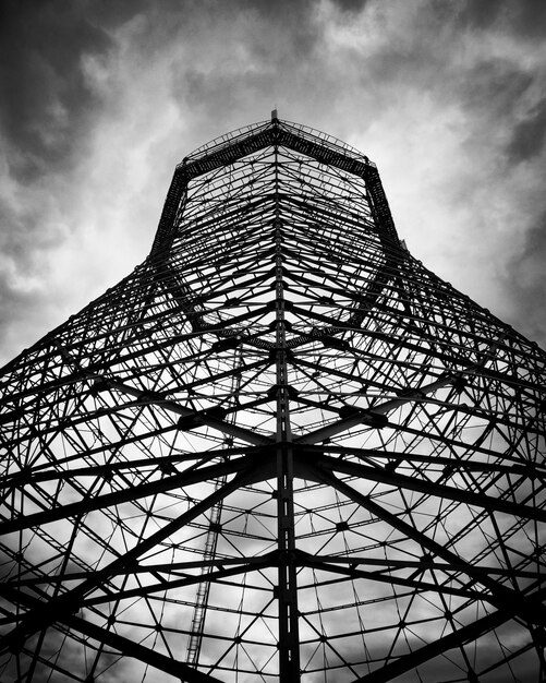 Photo low angle view of building against cloudy sky