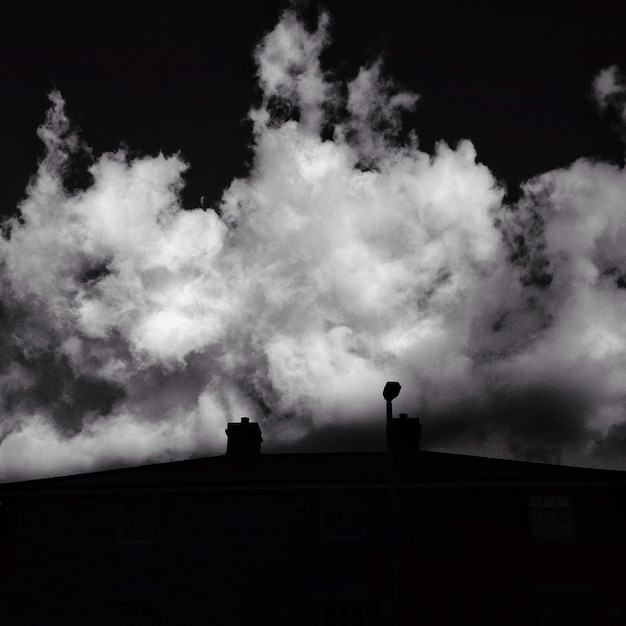 Foto vista ad angolo basso dell'edificio contro un cielo nuvoloso