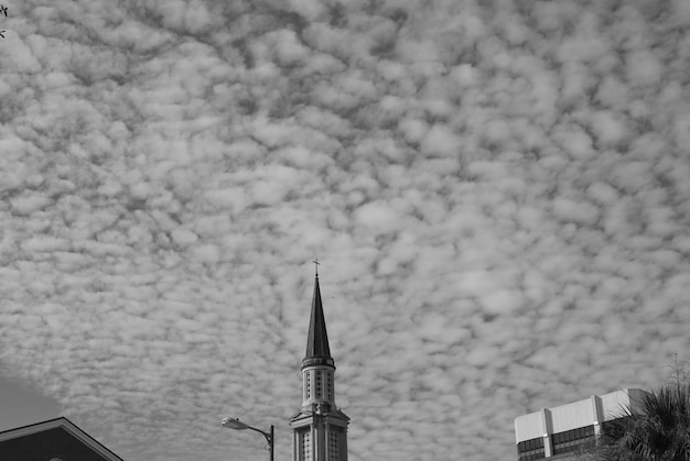 Photo low angle view of building against cloudy sky