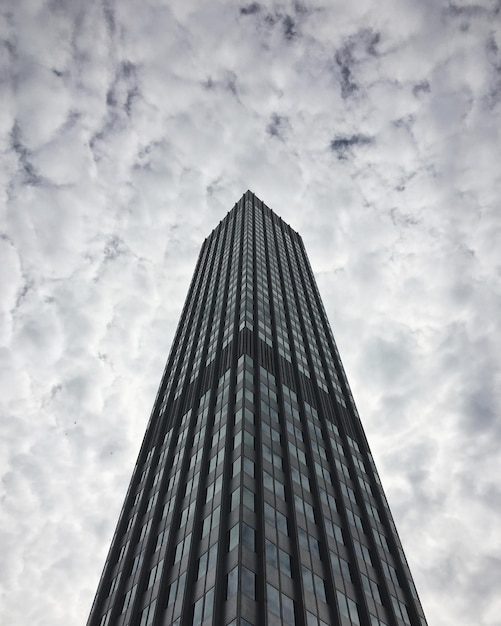 Photo low angle view of building against cloudy sky