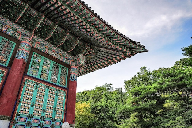 雲の空に照らされた建物の低角度の景色