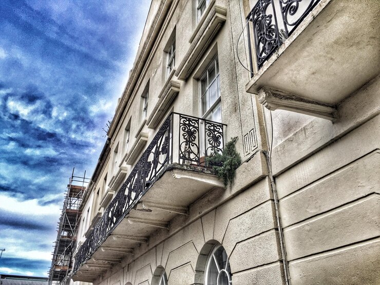 Photo low angle view of building against cloudy sky
