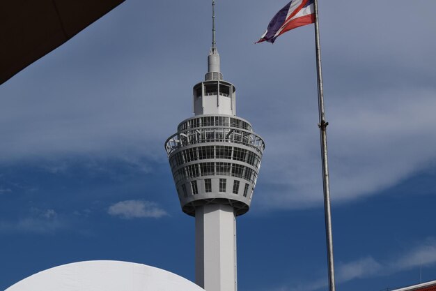 Photo low angle view of building against cloudy sky