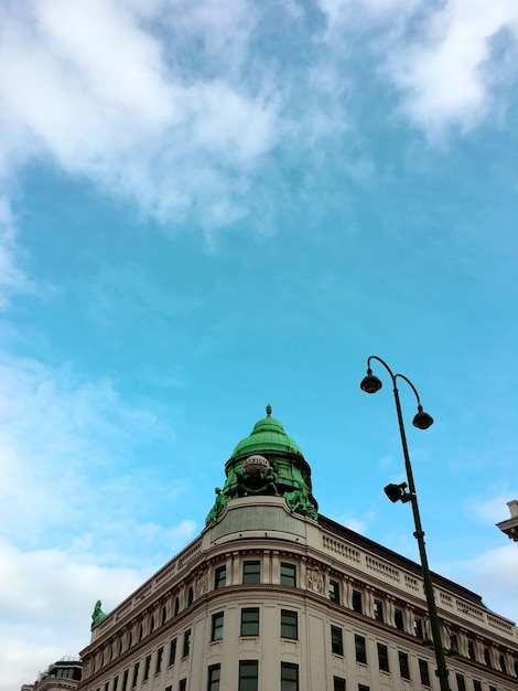 Foto vista ad angolo basso dell'edificio contro un cielo nuvoloso