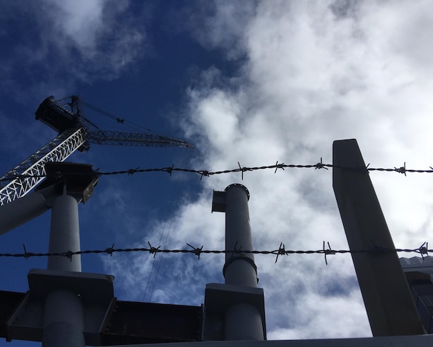 Photo low angle view of building against cloudy sky