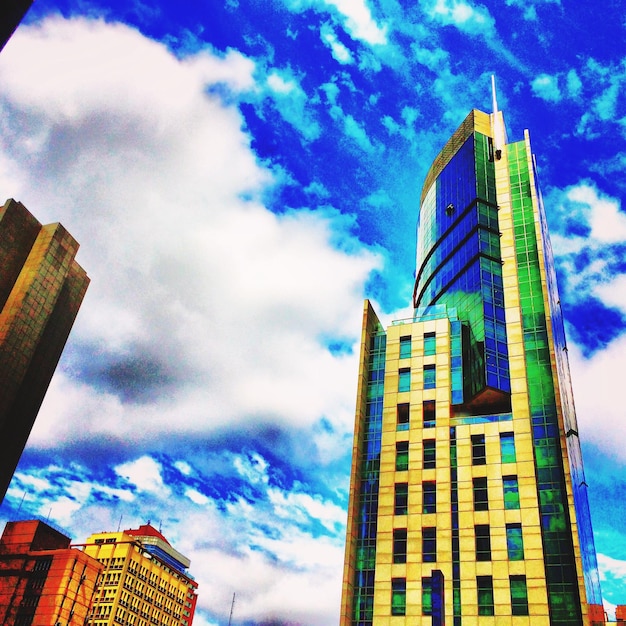 Foto vista ad angolo basso dell'edificio contro un cielo nuvoloso