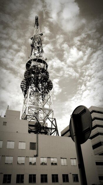 Photo low angle view of building against cloudy sky