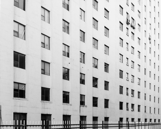 Foto vista a bassa angolazione dell'edificio contro il cielo in città