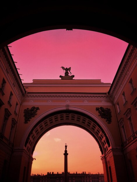 Foto vista a bassa angolazione dell'edificio contro il cielo durante il tramonto