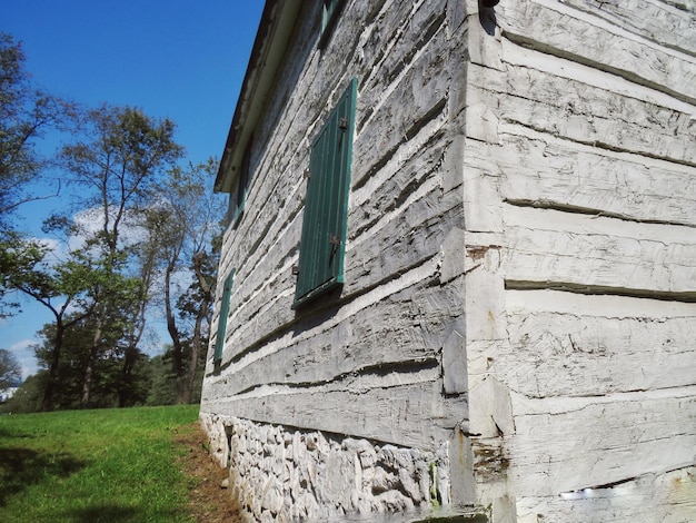 Photo low angle view of building against sky lockhouse 75 on the c and o canal