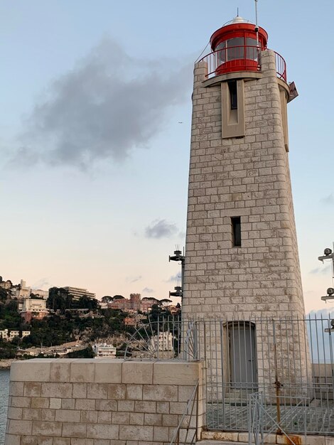 Foto vista dall'angolo basso dell'edificio contro il cielo