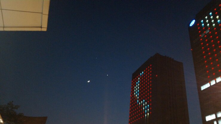 Photo 夜間對天空的低角度建築景色