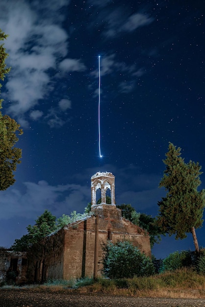 Foto vista a basso angolo dell'edificio contro il cielo notturno