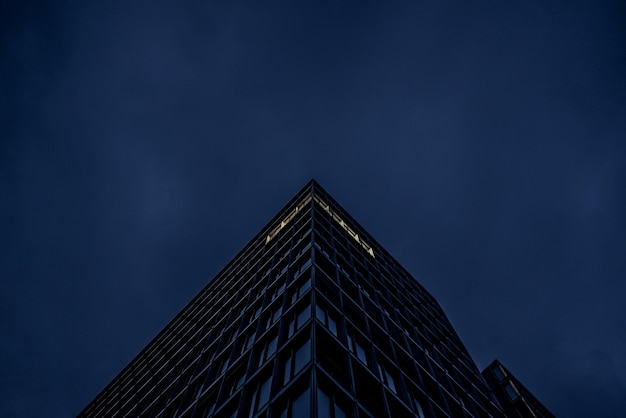 Photo low angle view of building against sky at night