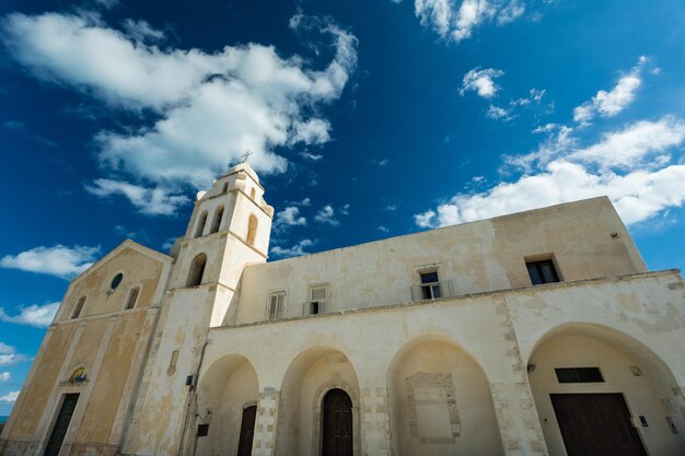 Foto vista dall'angolo basso dell'edificio contro il cielo