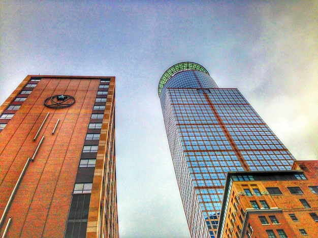 Photo low angle view of building against sky