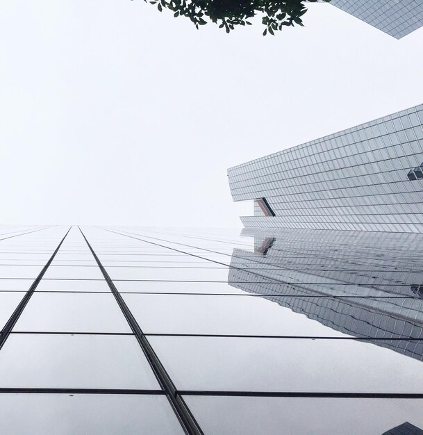 空に照らされた建物の低角度の景色