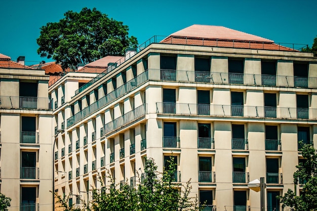 Foto vista ad angolo basso dell'edificio contro il cielo